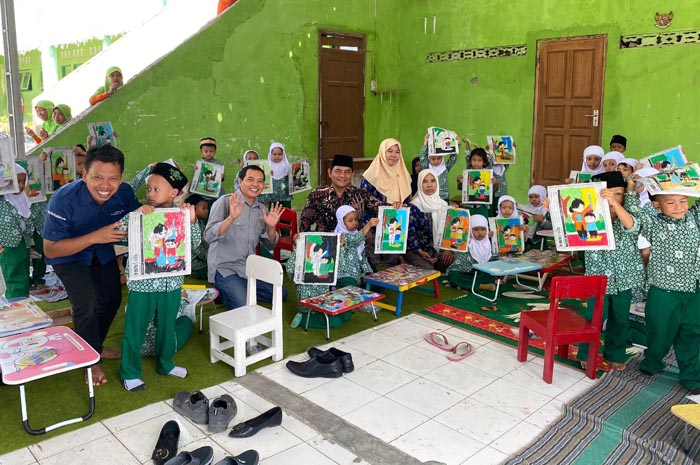 ASAH KREATIVITAS: Peserta lomba mewarnai foto bersama panitia di sekolah pada penyelenggaraan tahun lalu.