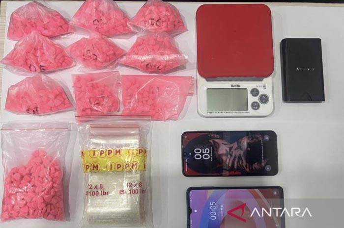 Barang bukti yang diamankan dari kedua tersangka pengedar Narkoba jenis sabu di Jakarta Selatan saat dibawa ke Ditresnarkoba pada Rabu (5/11/2025).