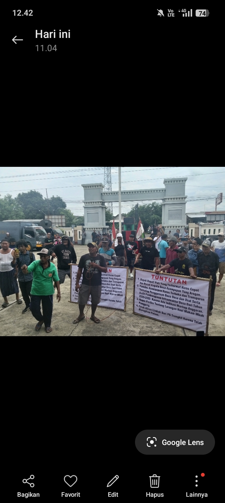 BERDIRI: Warga Desa Asempapan, Trangkil menggelar aksi di balai desa setempat pada Kamis (6/11).
