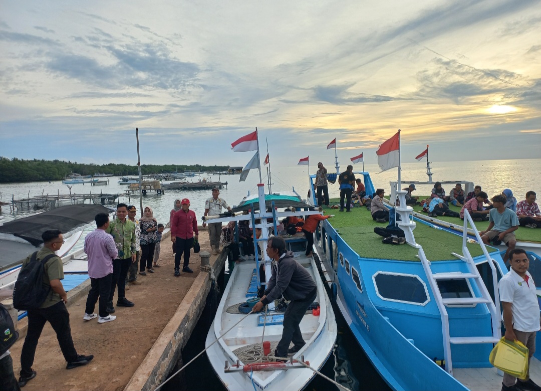 TERAKSES: Bupati Jepara Witiarso Utomo beserta jajaran tengah meninjau Pelabuhan Pulau Nyamuk pada Kamis (6/11).