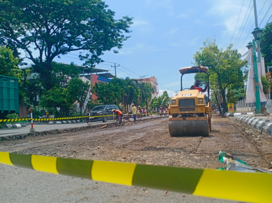 PERBAIKAN: Salah satu perbaikan jalan yang dilakukan Pemkab Kudus di Jalan R Agil Kusumadya, belum lama ini. (ANDIKA TRISNA SAPUTRA/RADAR KUDUS)