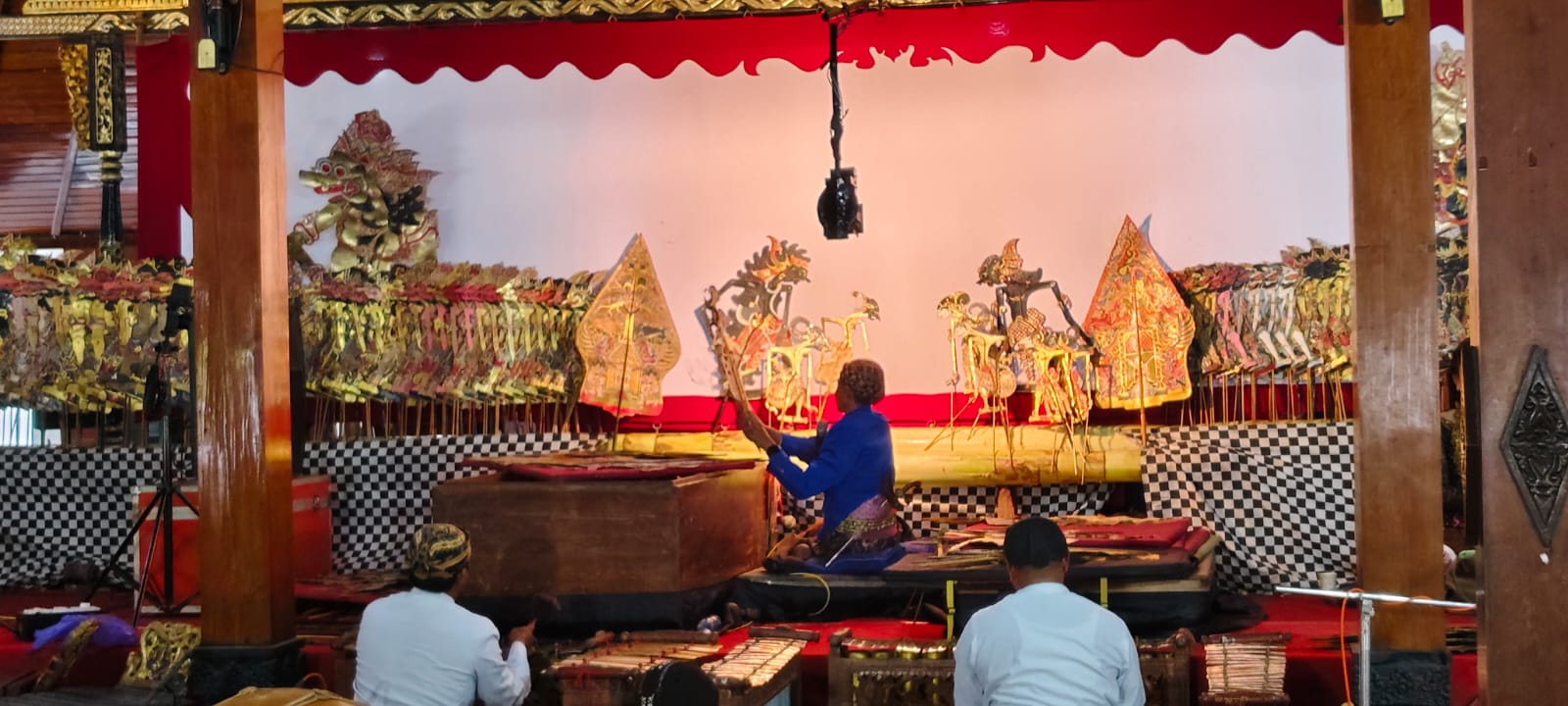 LESTARIKAN BUDAYA &ndash; Salah seorang dalang mengikuti pentas wayang kulit dalam memperingati Hari Wayang Dunia di Pendopo Kantor Bupati Grobogan, Kamis (6/11).