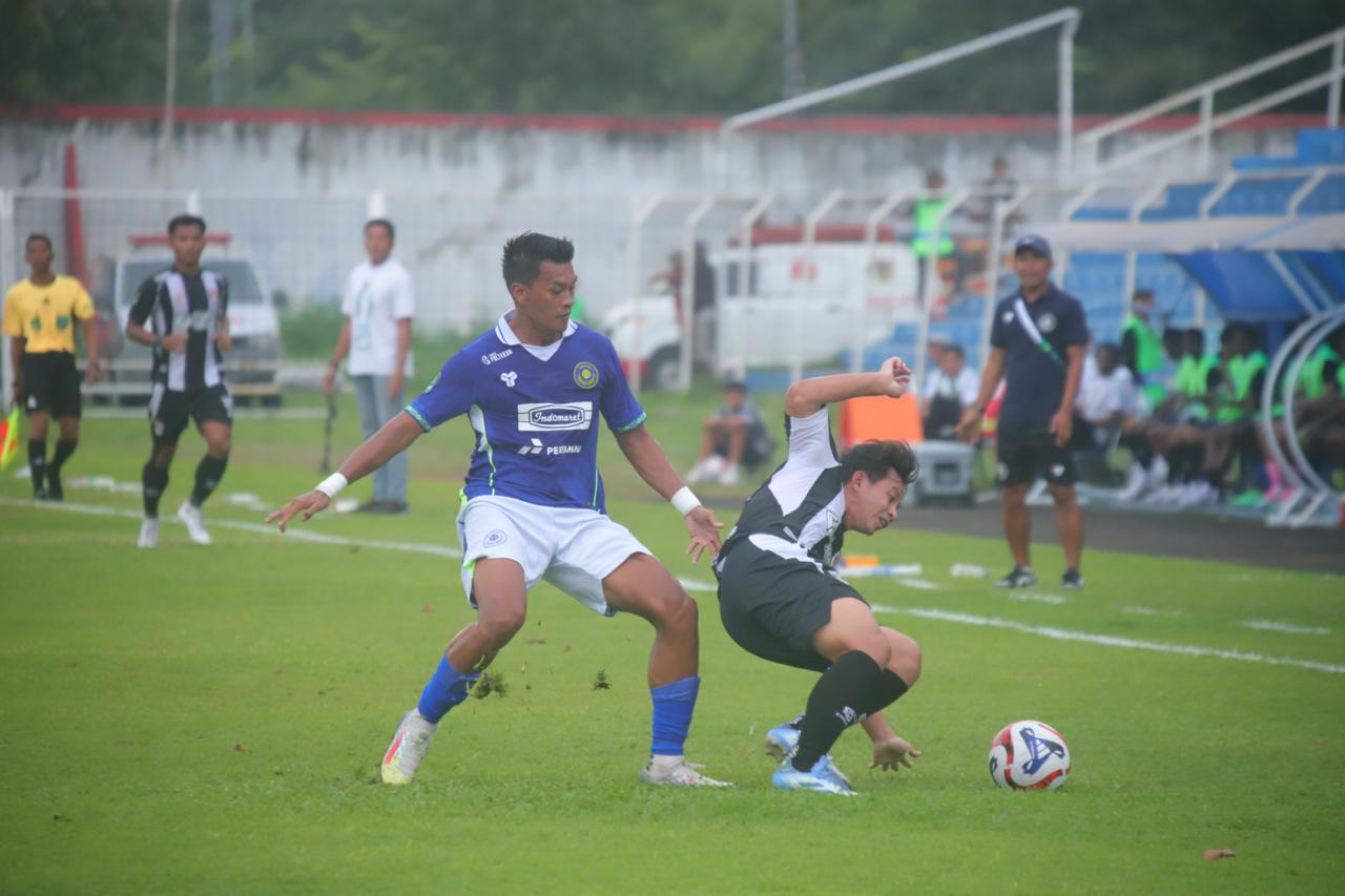 LAGA BERAT: Striker Persiku Lerby (kiri) berebut bola dengan pemain Kendal Tornado FC