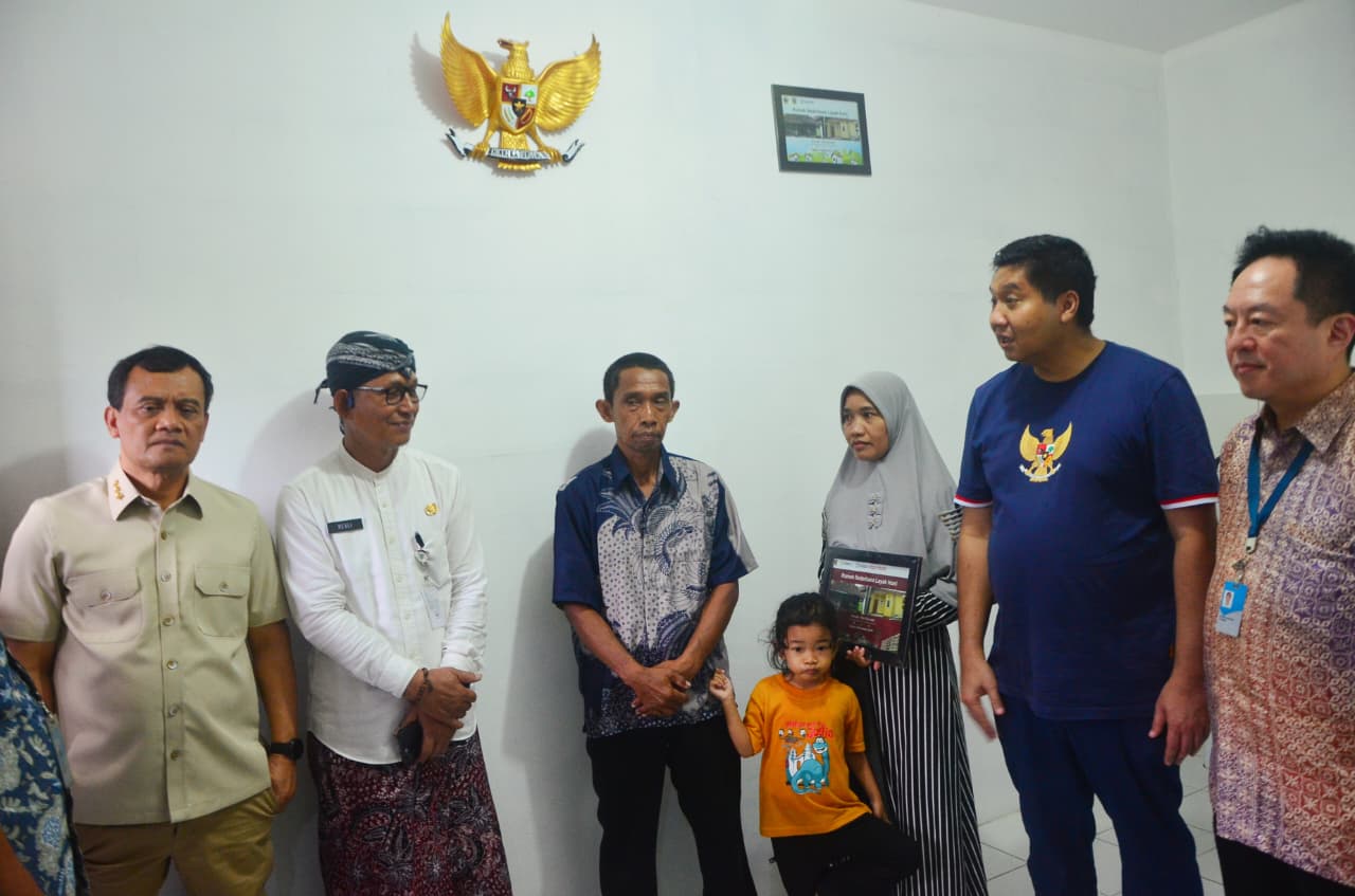 Menteri Perumahan dan Kawasan Permukiman (PKP) RI Maruarar Sirait dan Gubernur Jawa Tengah Ahmad Luthfi meninjau rumah yang diperbaiki berkat bantuan CSR PT Djarum