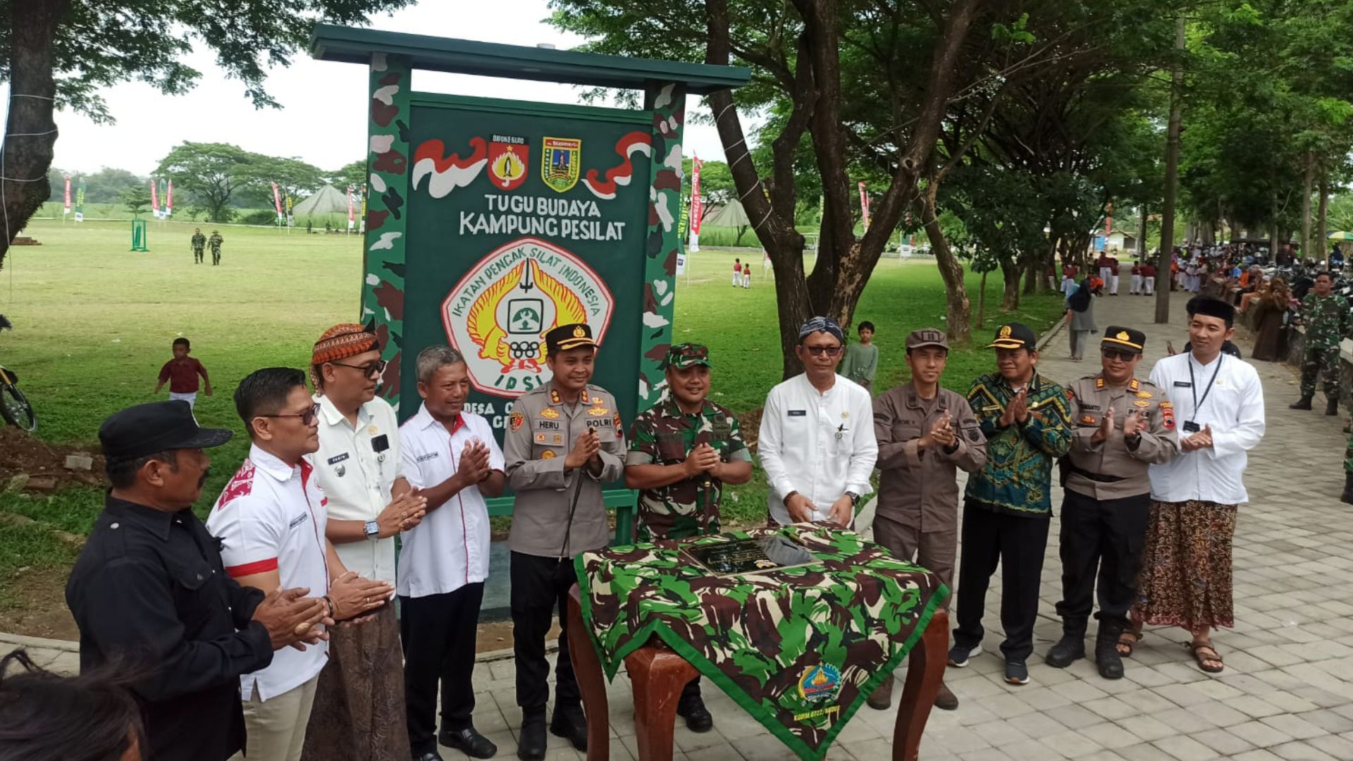 Upacara penutupan ditandai dengan peresmian hasil pekerjaan TMMD dan penandatanganan prasasti.