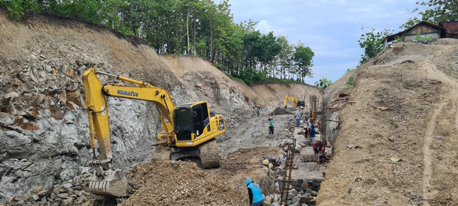 PRHINGKATAN JALAN: Jalan Kradenan-Sragen yang sedang diperbaiki.