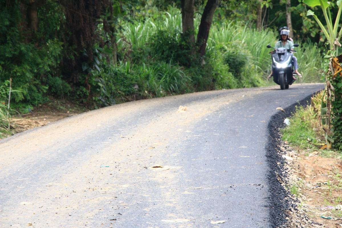 MULUS: Pemotor melintas di Jalan Kerep-Landoh yang sudah mulus setelah ditingkatkan kualitasnya kemarin.
