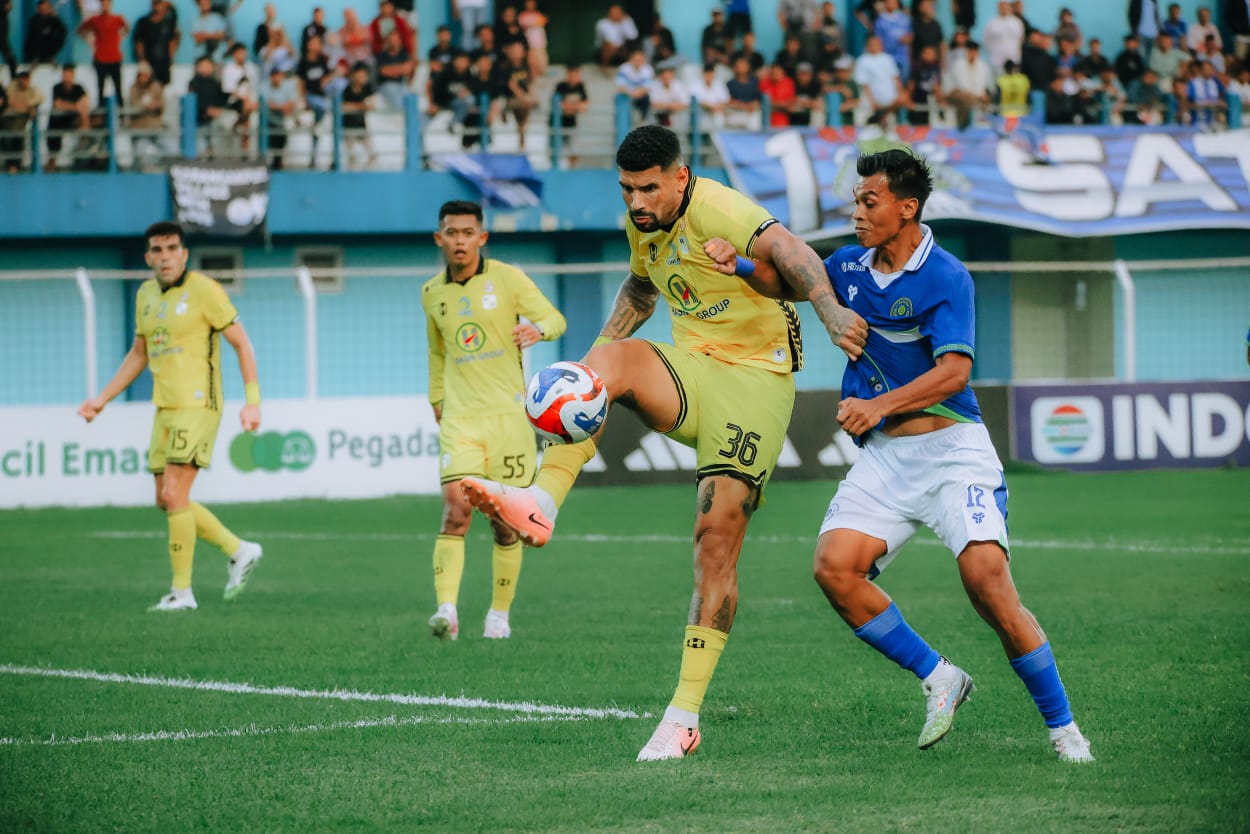 KALAH LAGI: Pemain Persiku Lerby (kanan) saat berhadapan dengan Barito Putera