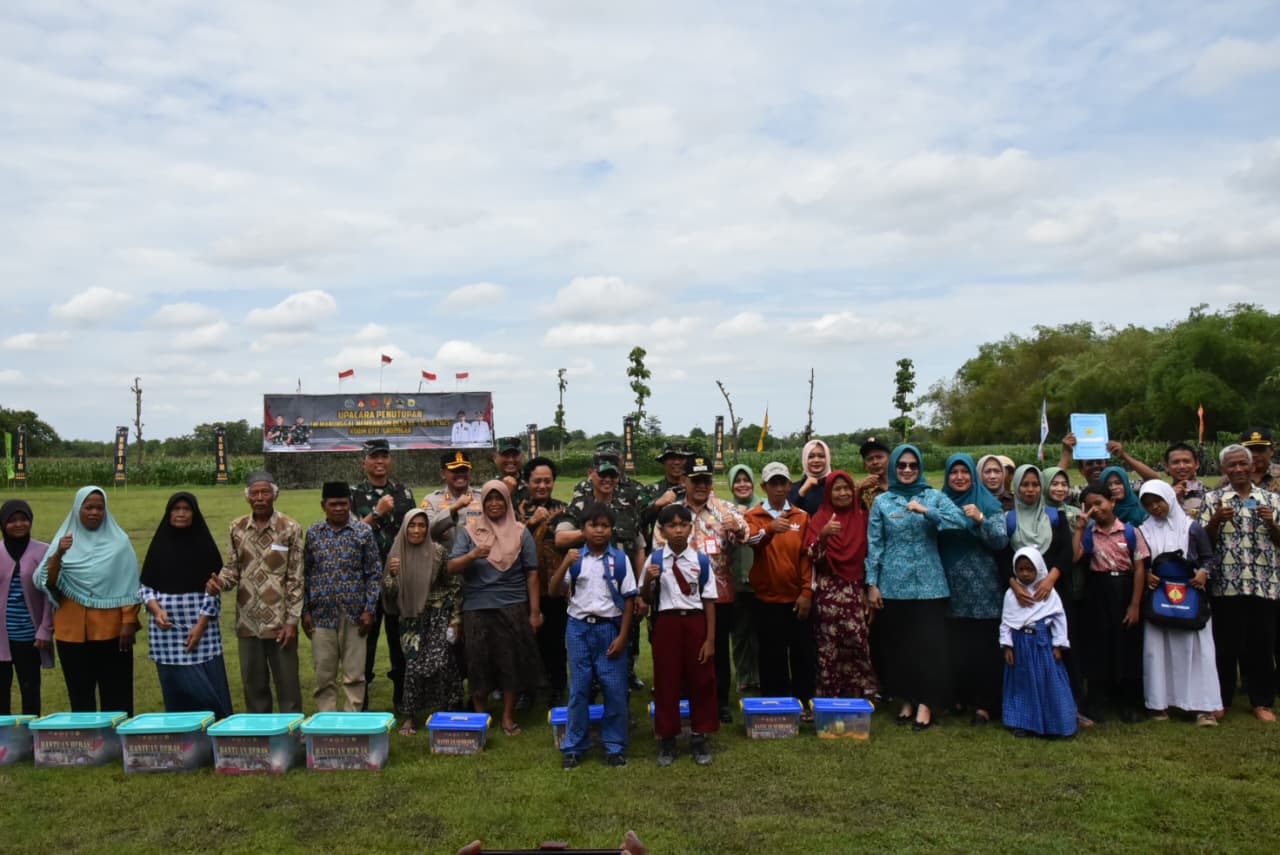 GEMBIRA: Sejumlah warga Desa Karangharjo Kecamatan Pulokulon saat mendapatkan bantuan sembako di penutupan TMMD Reguler ke-126.