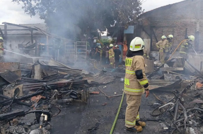 Personel Suku Dinas Gulkarmat Jakarta Selatan memadamkan kebakaran di Jalan Swadaya II No.49 12, RT12/RW08, Grogol Utara, Kebayoran Lama, Jakarta, Jumat (7/11/2025).