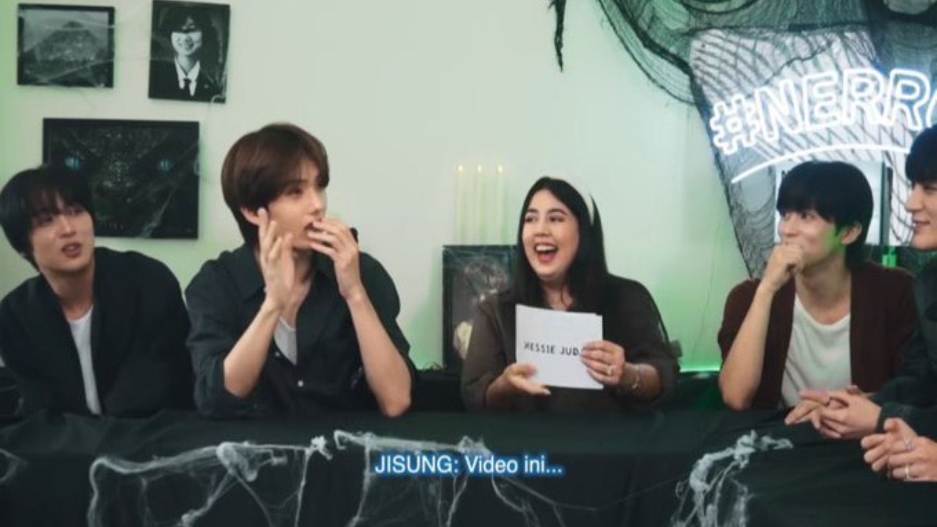 Nessie dan para member NCT Dream berbincang terpampang foto Junko Furuta