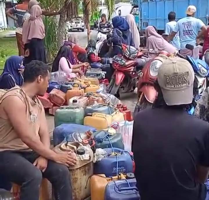 Nelayan di Rembang Rela Mengantre hingga tujuh jam untuk mendapat Solar