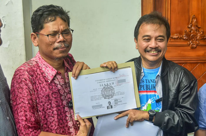 Pakar Telematika Roy Suryo bersama Pengamat Kebijakan Publik Bonatua Silalahi dan tim lainnnya memperlihatkan salinan foto copy ijazah presiden ke-7 RI Joko Widodo yang dilegalisir.