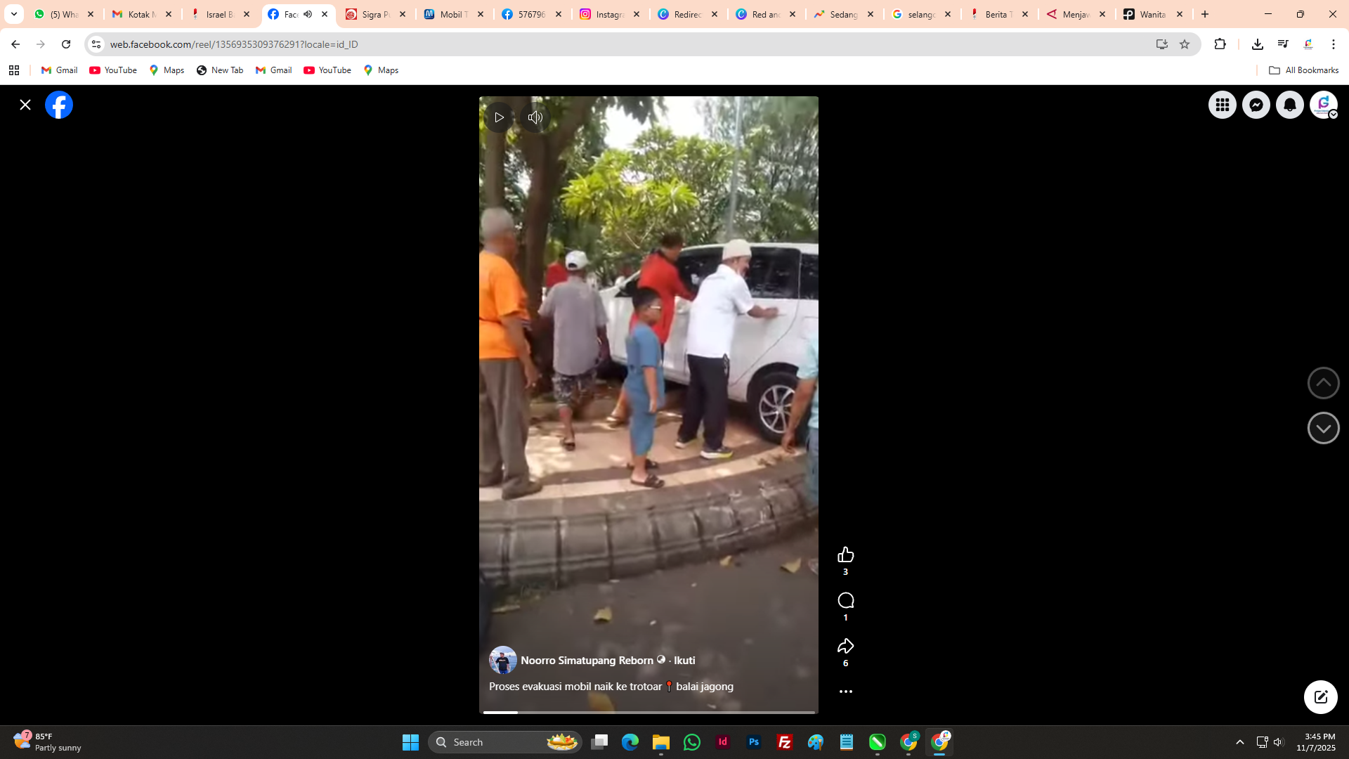 Proses evakuasi mobil naik ke trotoar