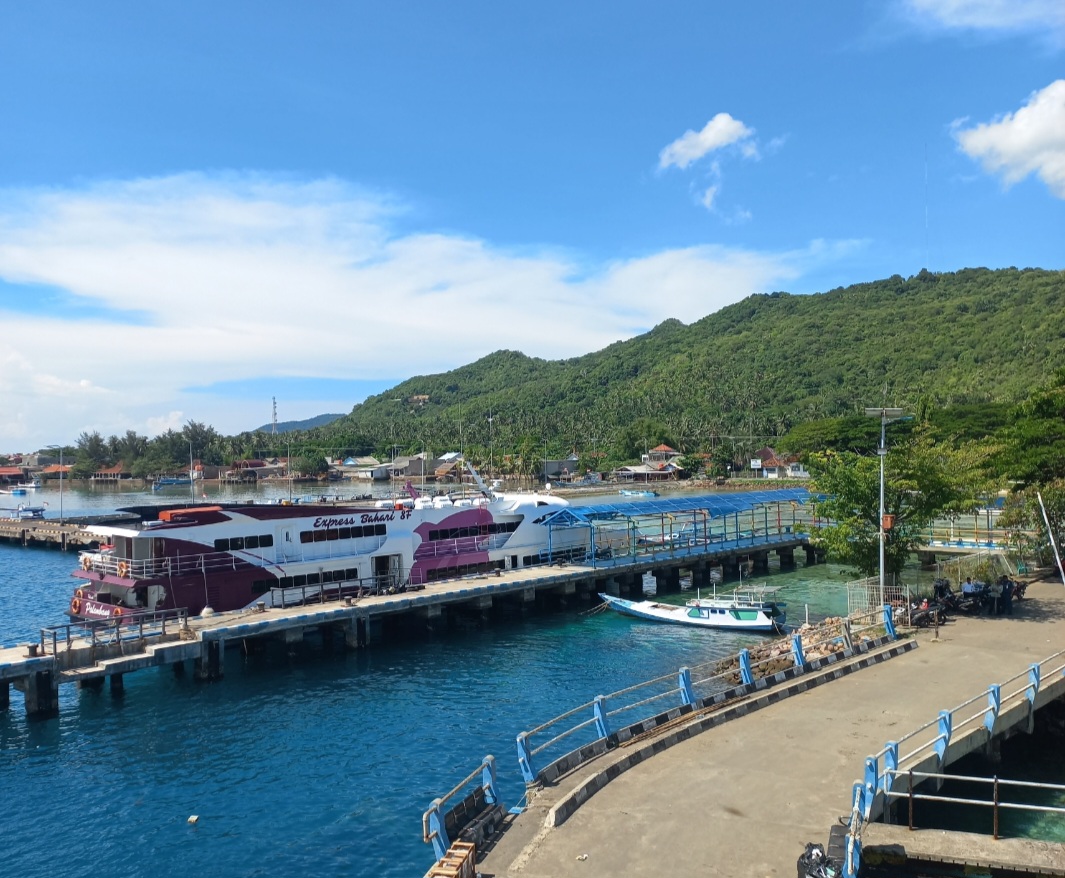 BERLABUH: Kapal Express Bahari tengah sandar di Dermaga Karimunjawa pada Jumat (7/11).