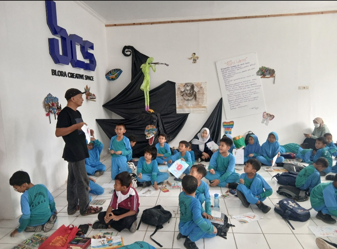 SEMANGAT: Pungky Aji Sulistyo saat memberikan arahan pada siswa yang mengikuti workshop melukis di Blora Creative Space (BCS).