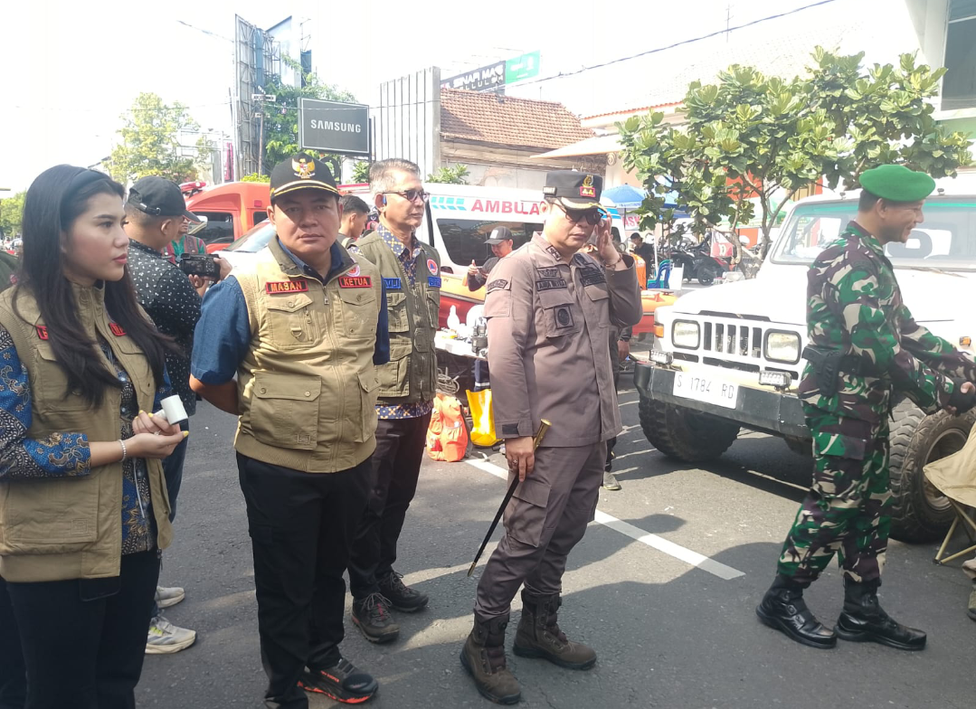 TINJAU: Ketua DPRD meninjau kesiapan personel dan peralatan kebencanaan usai Apel Kesiapsiagaan Bencana di Alun-alun Simpang Tujuh Kudus, belum lama ini. (ANDIKA TRISNA SAPUTRA/RADAR KUDUS)