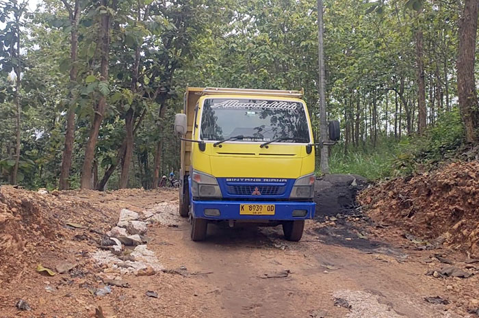 TURUNKAN TANJAKAN: Warga dan kendaraan melintas di jalan menuju dukuh Ngotoko yang berhasil diratakan lewat TMMD Sengkuyung IV, kemarin.