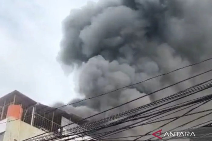 Tangkapan layar - Kebakaran di Jalan Sukajaya 1, RT 04 RW 01 Jelambar Baru, Grogol Petamburan, Jakarta Barat, Sabtu (8/11/2025) pagi.
