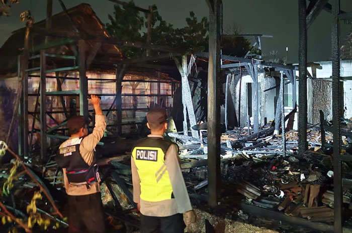 OLAH TKP: Anggota Polsek Karangrayung melakukan olah TKP kebakaran rumah di Desa Temurejo , Kecamatan Karangrayung.