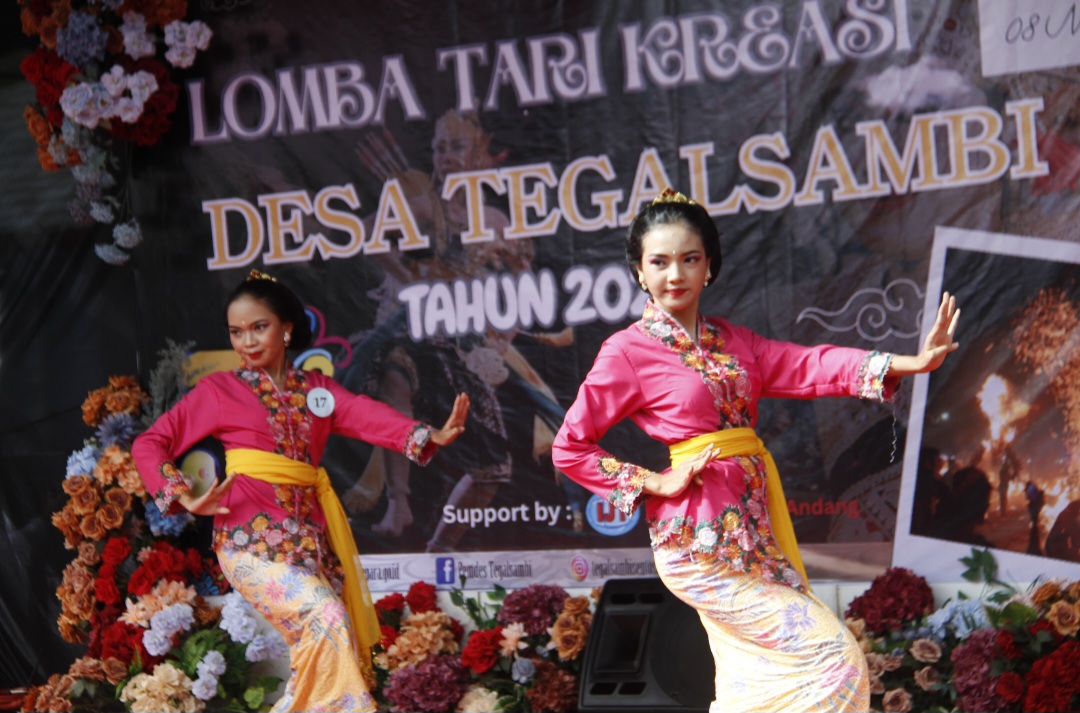 MERIAH: Para peserta menampilkan tarian kreasinya di Pondok Wisata Desa Tegalsambi pada Sabtu (8/11).