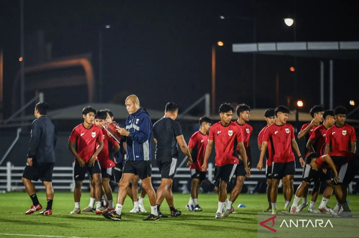 Pesepak bola Timnas Indonesia U-17 mengikuti latihan resmi jelang laga kedua Grup H Piala Dunia U17 2025 lawan Brazil di Lapangan latihan Stadion Al Thumama, Doha, Qatar, Kamis (6/11/2025). 