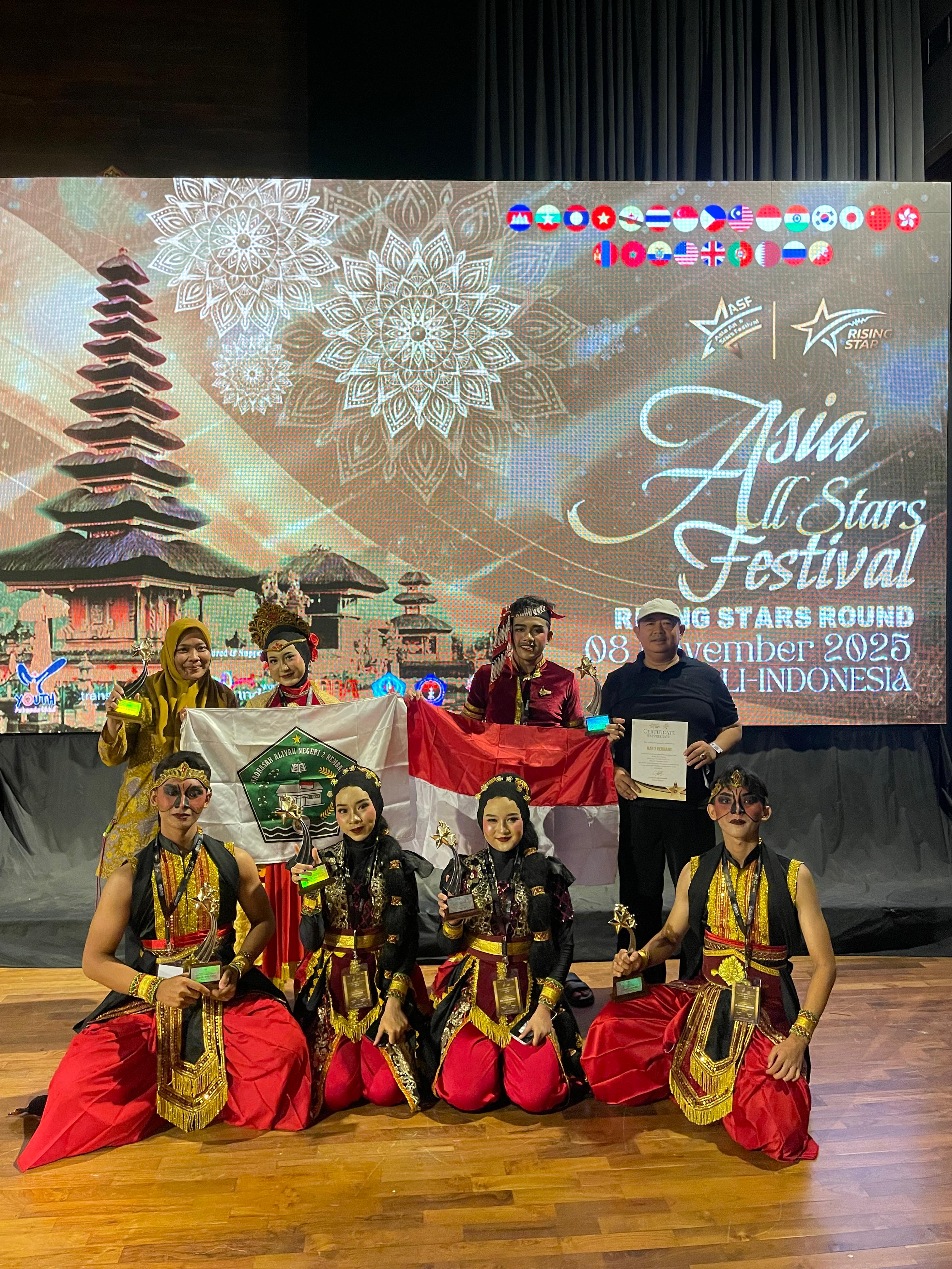 TAMPIL MAKSIMAL: Tim seni pertunjukan MAN 2 Rembang menorehkan prestasi membanggakan di ajang Rising Stars Round &ndash; Asia All Stars Festival 2025 yang digelar di Bali, Sabtu (8/11)