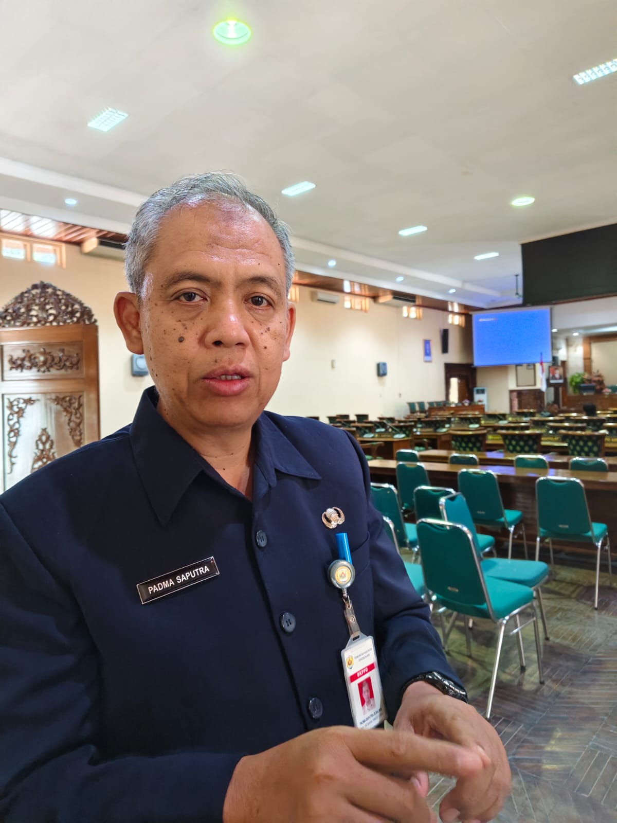 BERIKAN KETERANGAN - Kepala BKPSDM Grobogan Padma Saputra ketika memberikan keterangan kepada awak media beberapa waktu lalu.