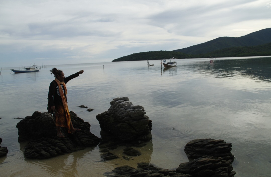 TEGAK LURUS: Bang Jack tunjukkan kawasan pesisir hingga pulau-pulau kecil di Karimunjawa yang telah dikuasai oleh investor, penguasaan ini dinilai memperkecil ruang hidup nelayan.