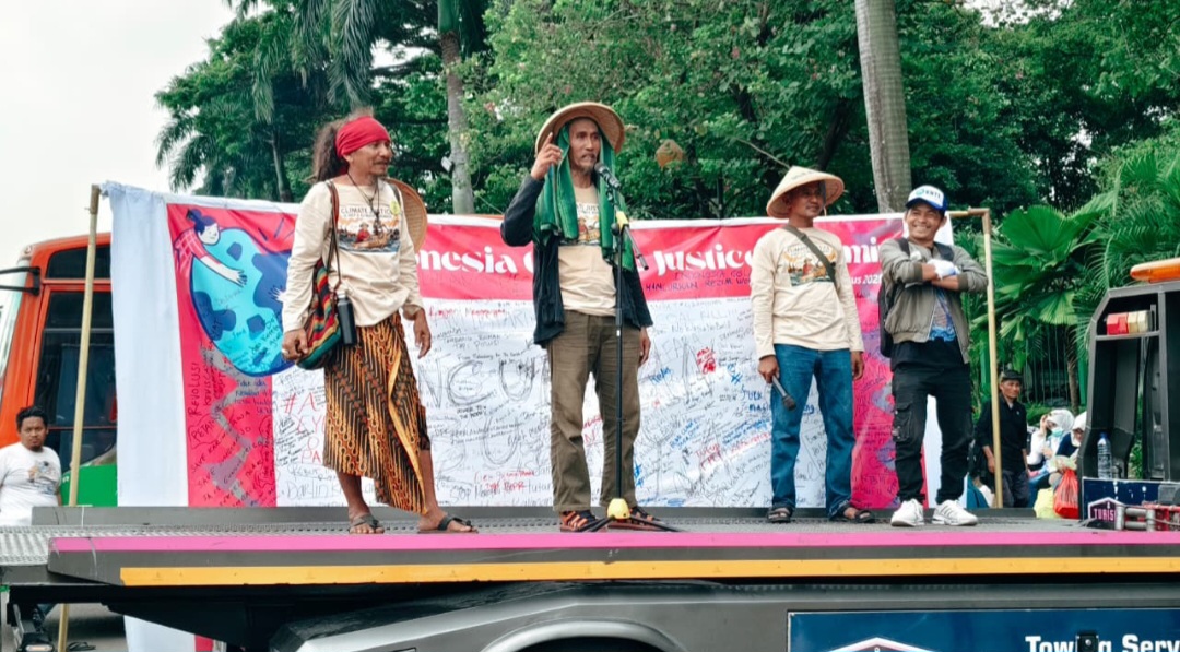 GIGIH: Bambang Zakaria (kiri) ikuti Pawai Rakyat untuk Keadilan Iklim di Jakarta Pusat pada Agustus lalu, melakukan orasi bersama nelayan dari Desa Kronjo, Kecamatan Pontang, Serang, Banten, Kholid ya