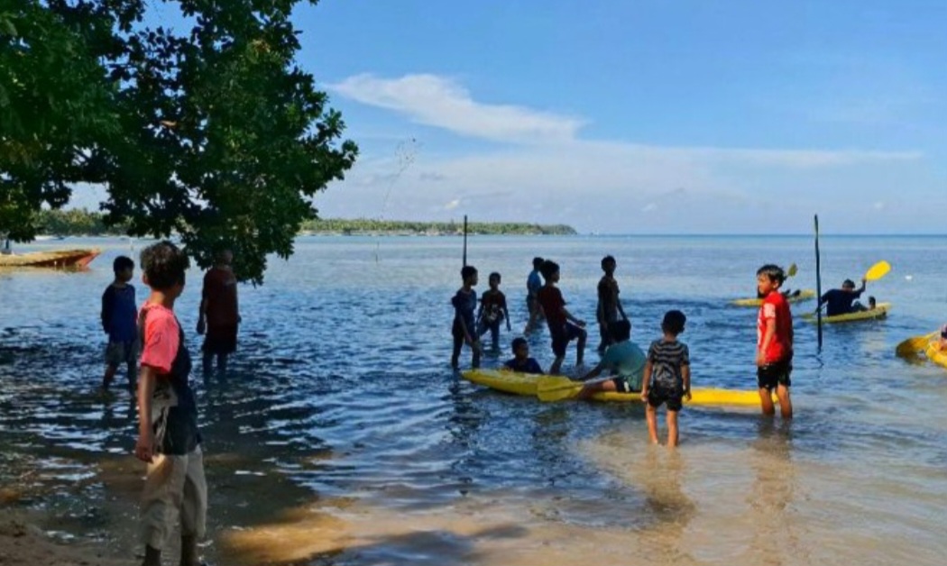 ANTUSIAS: Anak-anak tengah mengikuti lomba bermain kano.