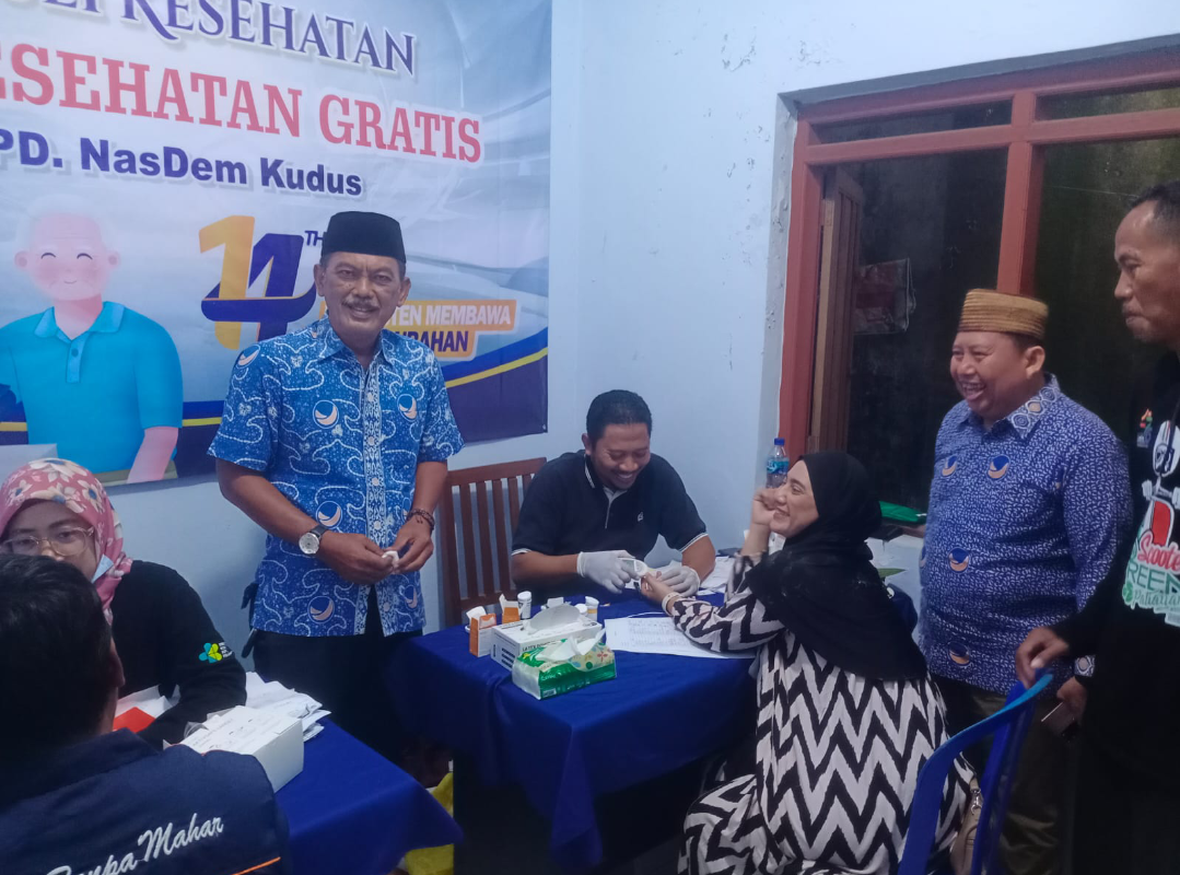PEDULI KESEHATAN: Ketua DPD Nasdem Kudus meninjau masyarakat melakukan cek kesehatan gratis dalam rangka HUT Nasdem ke-14 di kantor DPD Nasdem Kudus, Minggu (9/11). (ANDIKA T SAPUTRA/RADAR KUDUS)