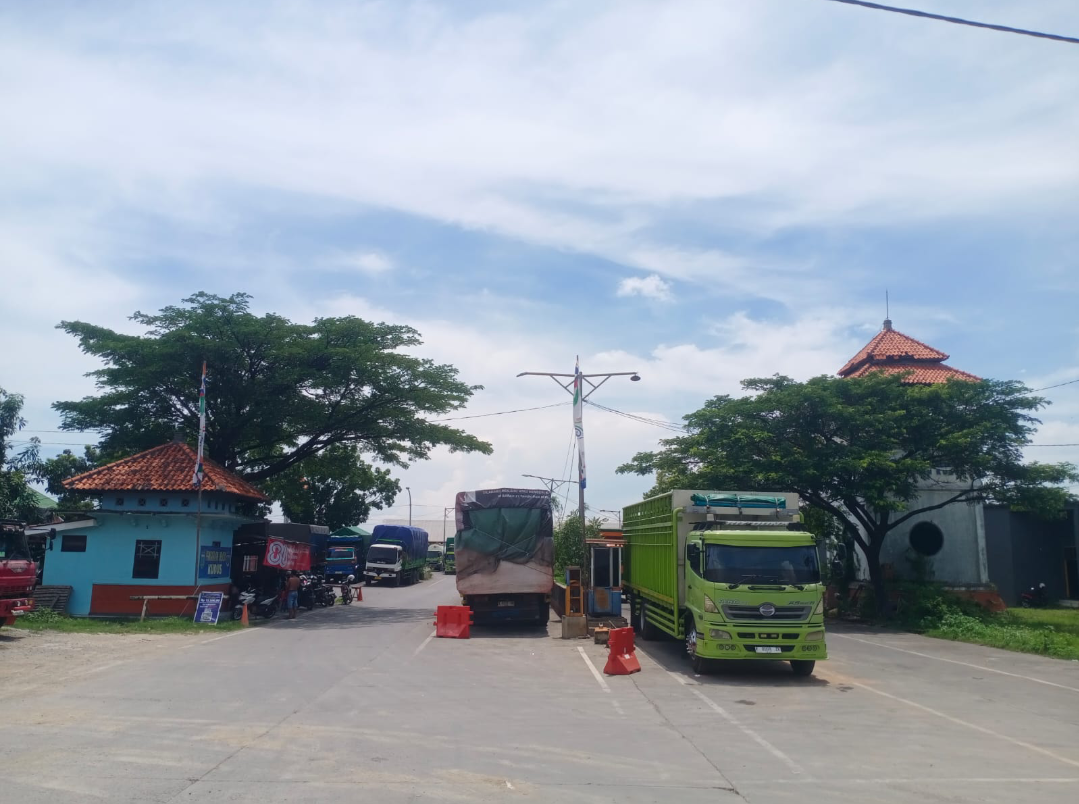 ISTIRAHAT: Truk parkir menggunakan fasilitas yang disediakan di Terminal Kargo Jati Kudus, kemarin. (ANDIKA TRISNA SAPUTRA/RADAR KUDUS)