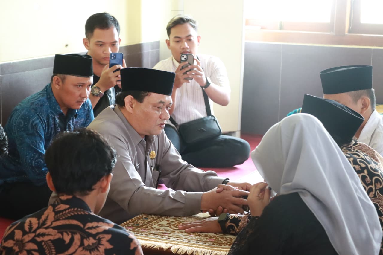 IJAB KABUL &ndash; Salah satu tahanan Mapolres Grobogan AAN warga Desa Cingkrong, Kecamatan Purwodadi melakukan akad nikah bersama AAH warga Desa Kenteng, Kecamatan Toroh di masjid Baiturrahman Polres Grob