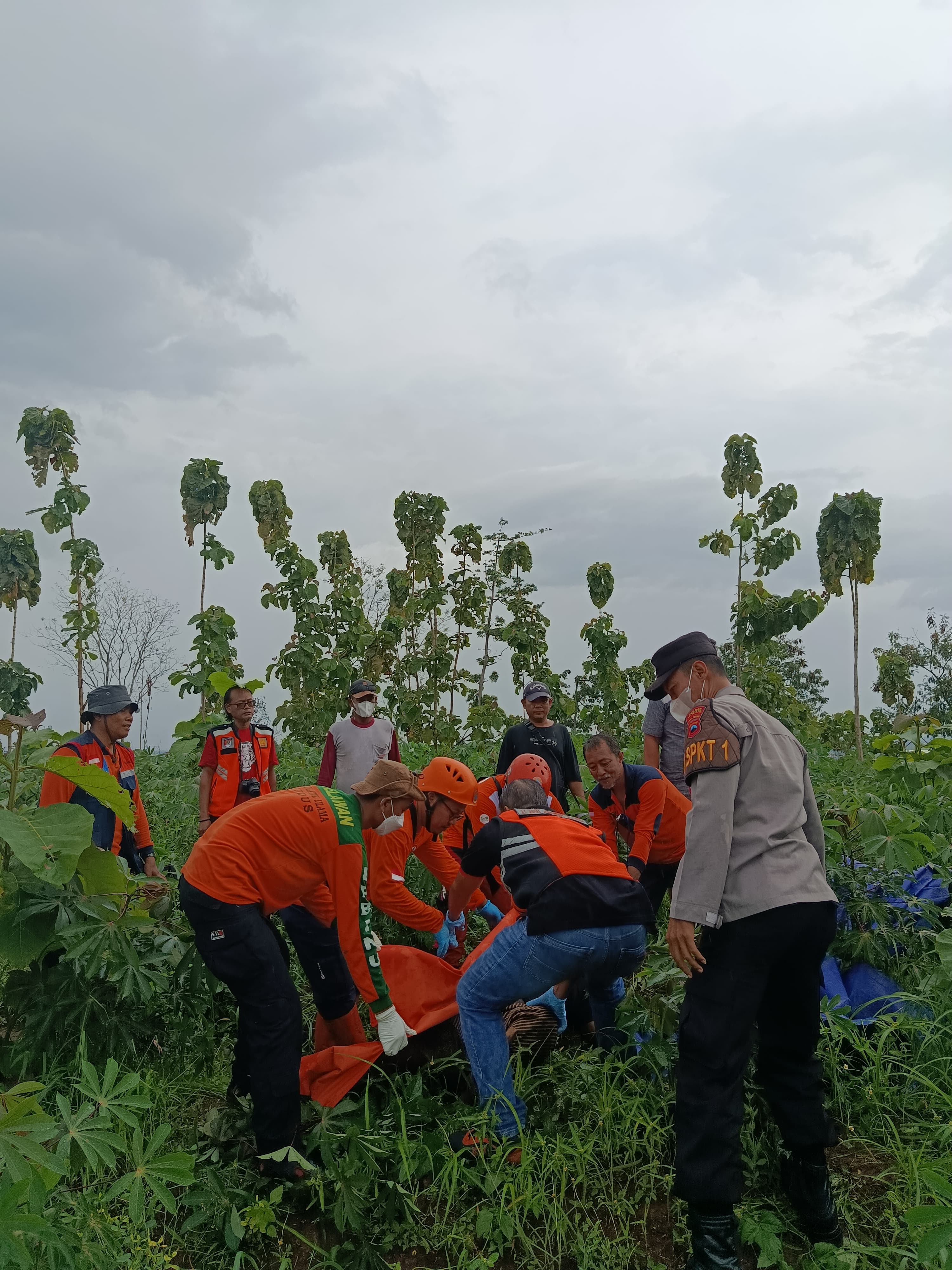 HILANG SEPEKAN: Petugas mengevakuasi korban DF yang ditemukan tewas di Pegunungan Patiayam.