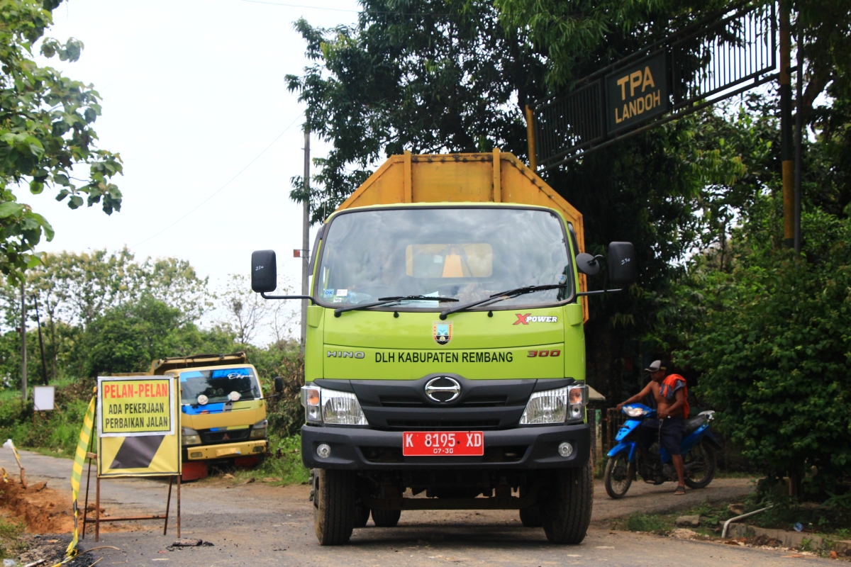 ANGKUT SAMPAH: Truk kontainer pengangkut sampah DLH Rembang melintas di salah satu jalan di Rembang.