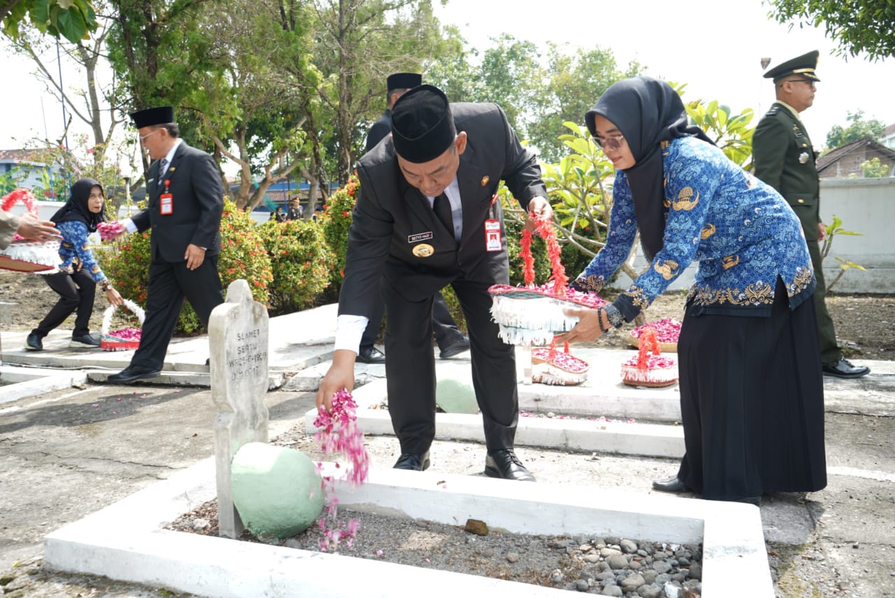 TABUR BUNGA &ndash; Bupati Grobogan Setyo Hadi melakukan tabur bunga di Makam Taman Pahlawan Purwodadi usai apel pagi di halaman Setda Grobogan, Senin (10/11).