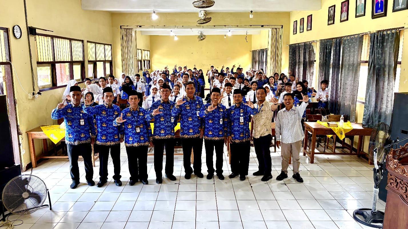 ANTUSIAS: Para perwakilan dari tiap sekolah mengikuti pelatihan jurnalistik yang diselenggarakan oleh Radar Kudus bekerja sama dengan MKKS pada Senin (10/11).