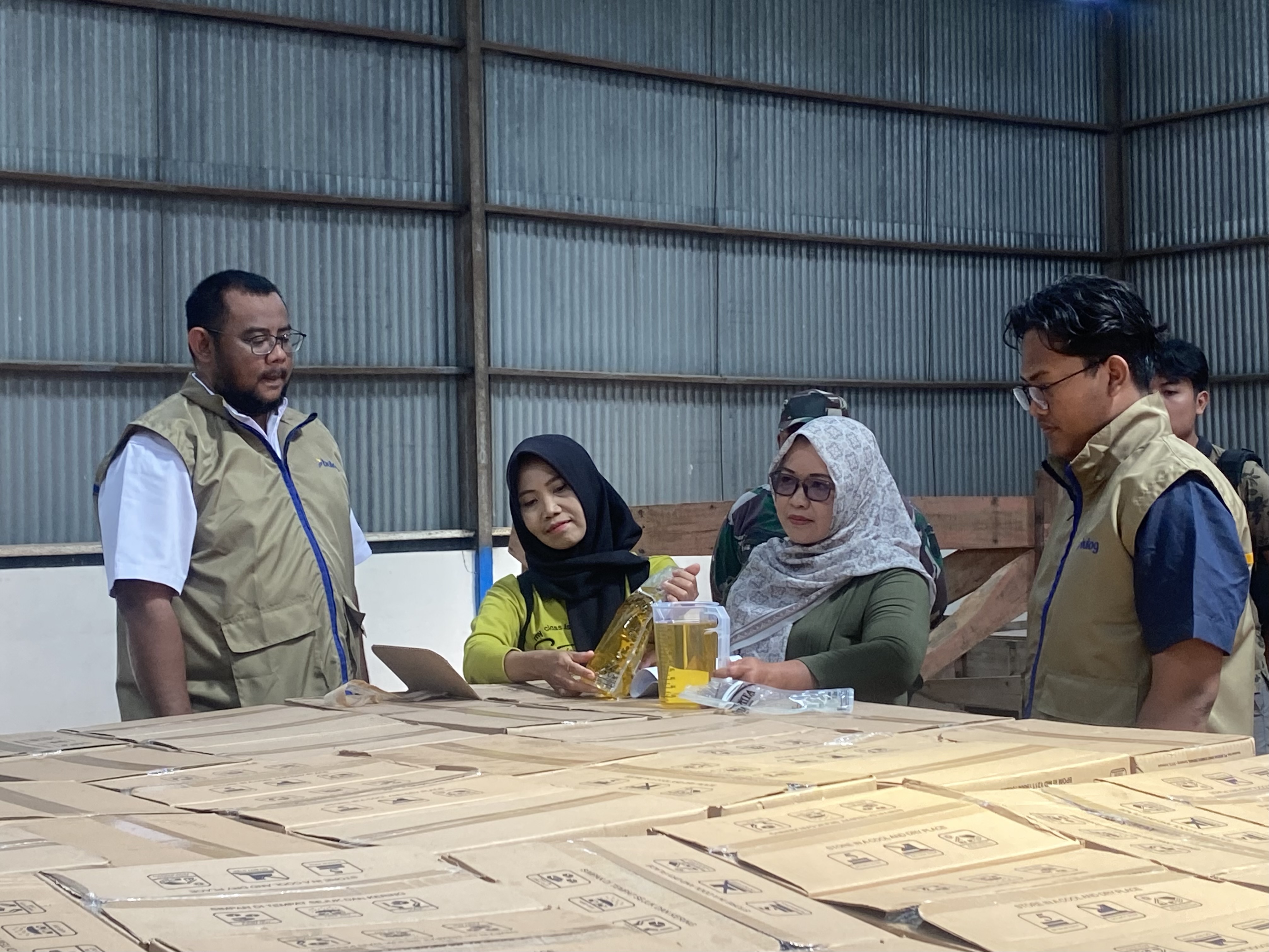 PENGECEKAN: Petugas DP4 Blora dan Bulog melakukan pengecekan kualitas beras dan minyak sebelum disalurkan pada masyarakat.