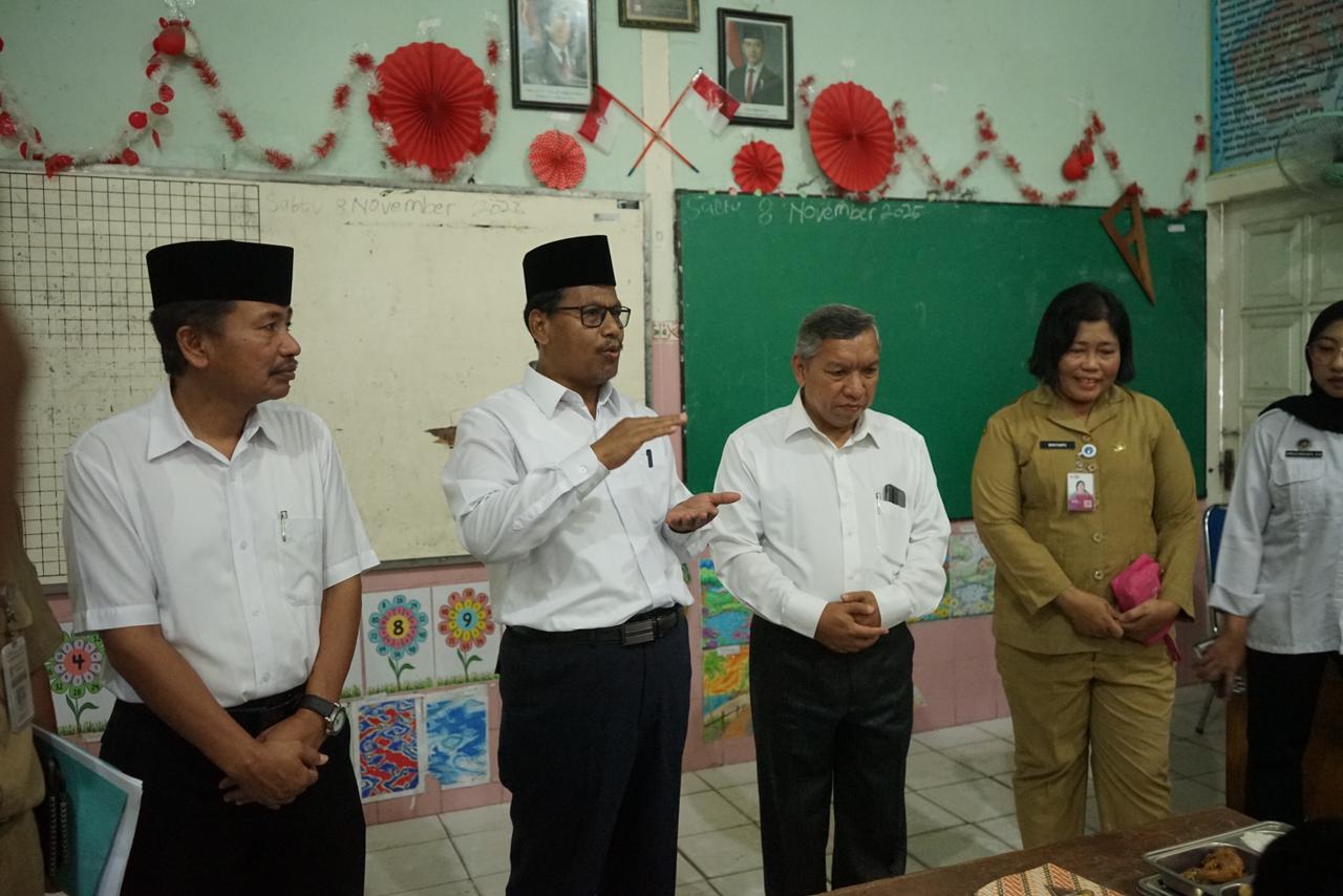 PANTAUAN: Bupati Rembang Harno bersama jajarannya memantau pelaksanaan MBG di SDN 1 Kutoharjo Rembang kemarin.