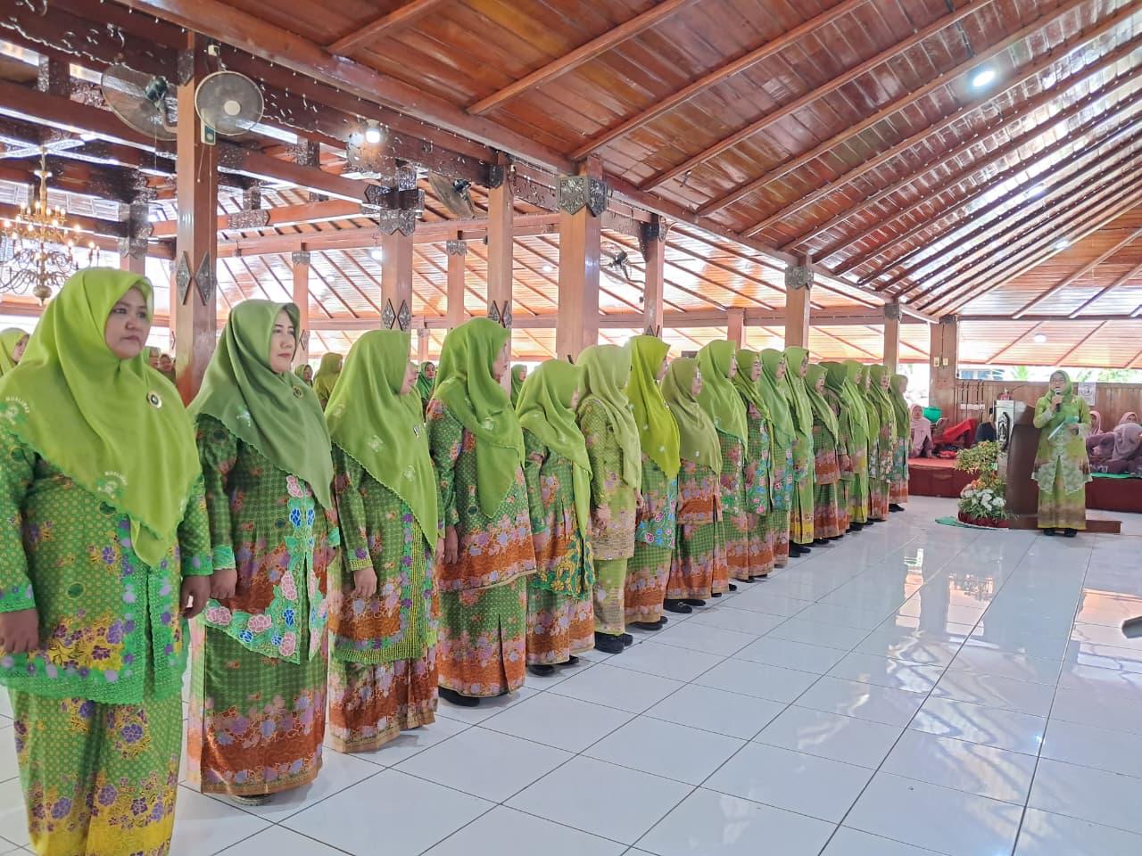 DILANTIK SERENTAK &ndash; Ketua PW Muslimat NU Jawa Tengah Hj. Ida Nur Sa&rsquo;adah melantik jajaran pengurus Muslimat PAC se Kabupaten Grobogan di Pendopo Kabupaten