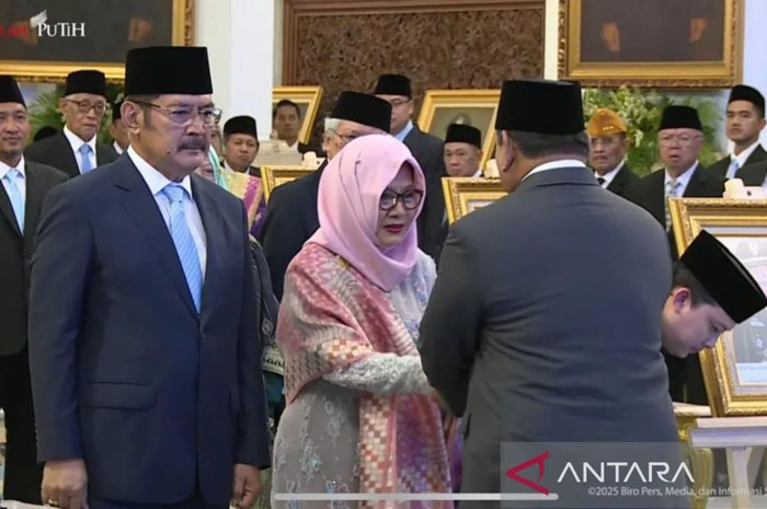 Tangkapan layar: Presiden Prabowo Subianto menyerahkan gelar Pahlawan Nasional kepada Presiden ke-2 Republik Indonesia Soeharto, yang diterima oleh putri sulungnya Siti Hardijanti Rukmana