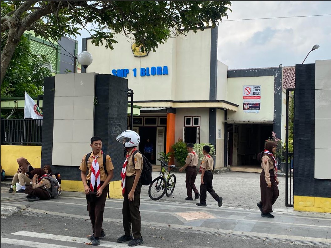 ARIF FAKHRIAN KHALIM/RADAR KUDUS PULANG SEKOLAH: Siswa-siswi SMPN 1 Blora keluar dari gerbang sekolah setelah menyelesaikan pembelajaran.