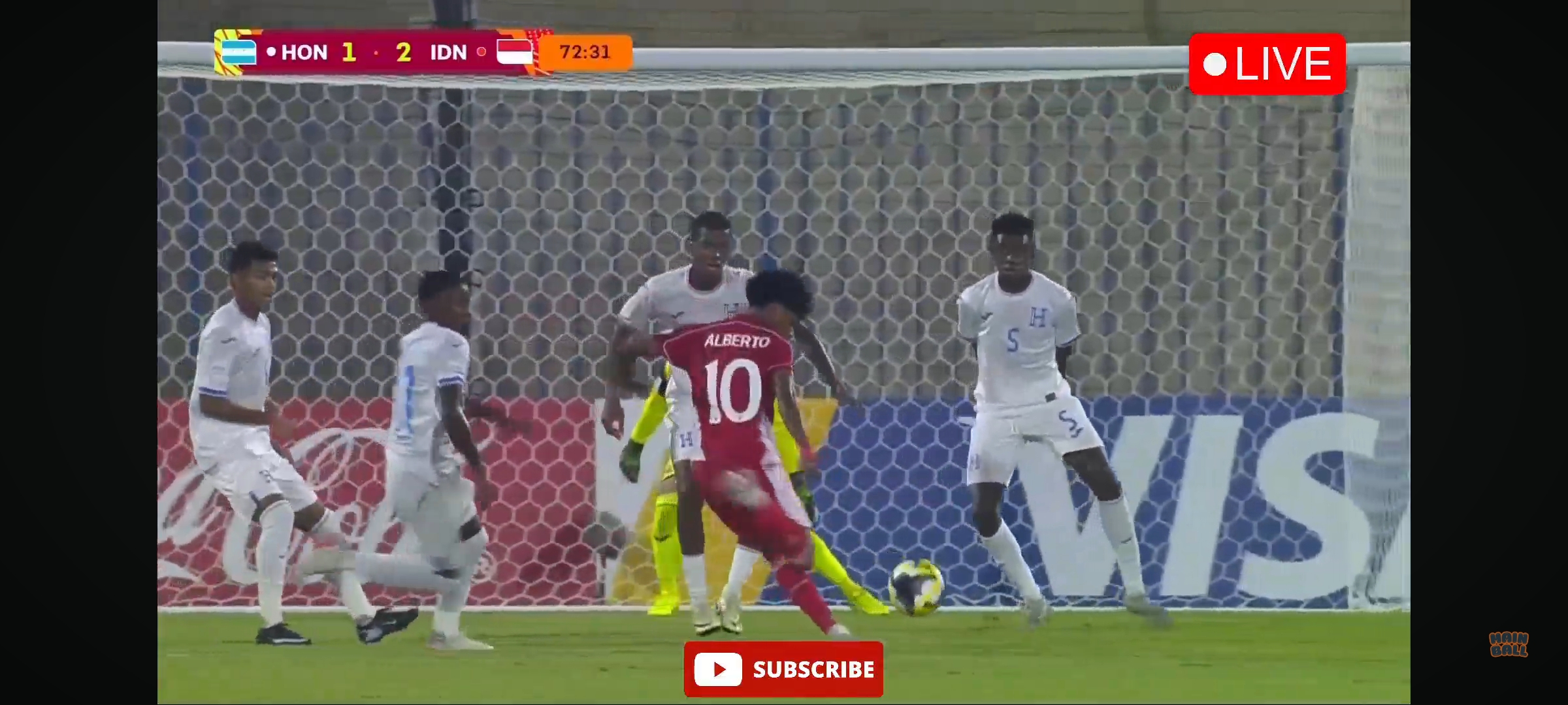 Alberto menendang bola untuk mencetak Gol kedua untuk Indonesia U17 saat melawan Honduras