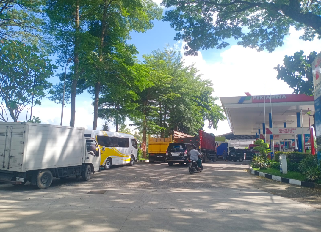 MENGULAR: Sejumlah truk sedang mengantre cukup panjang saat mengisi BBM di SPBU Jalan Lingkar Utara, Desa Bacin, Senin (10/11). (ANDIKA TRISNA SAPUTRA/RADAR KUDUS)