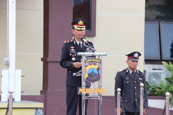 Wakapolres Jepara Kompol Edy Sutrisno mewakili Kapolres Jepara AKBP Erick Budi Santoso bertindak sebagai inspektur upacara peringatan Hari Pahlawan Tahun 2025.