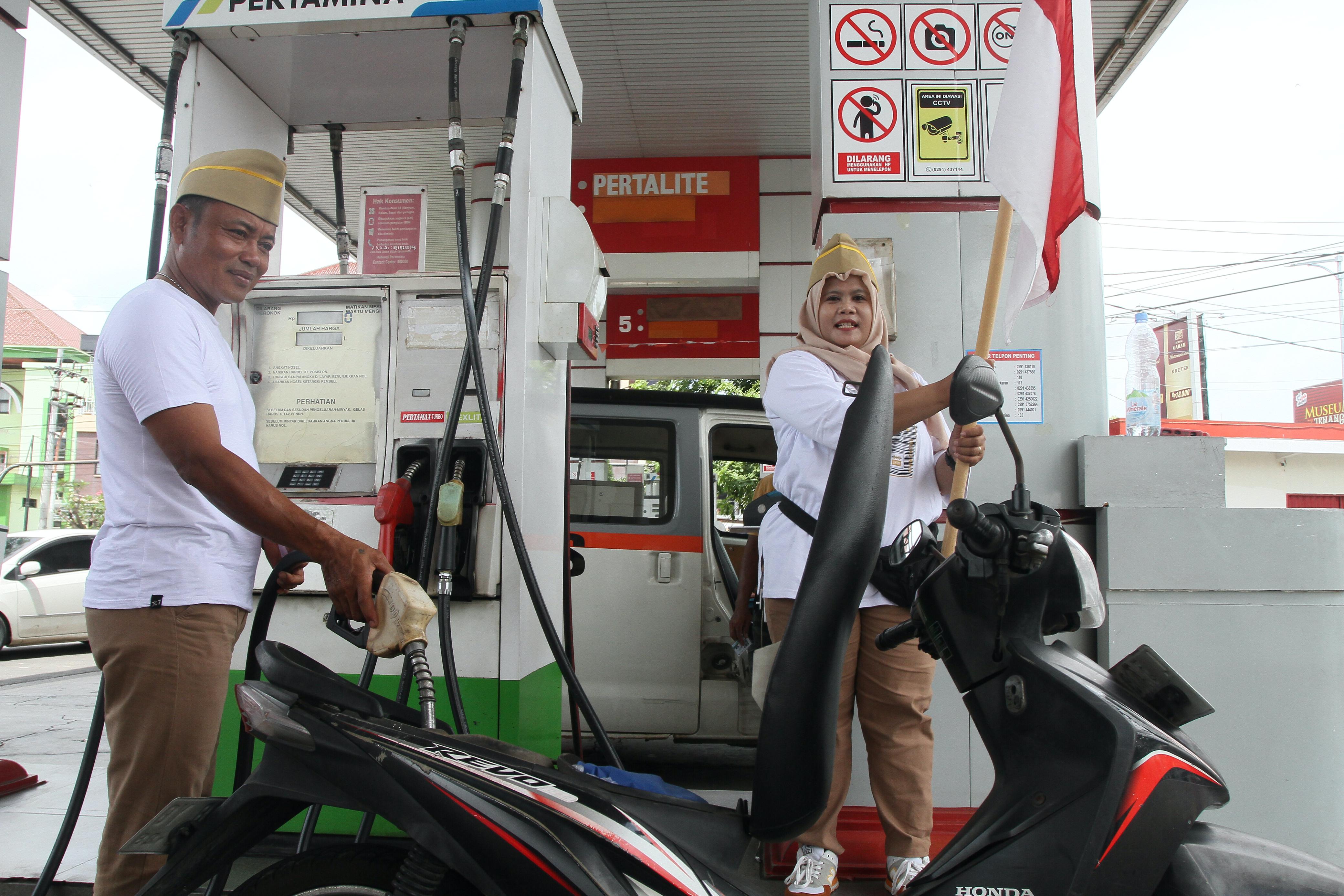 TINGKATKAN NASIONALISME: Petugas mengisi BBM dan mengenakan kostum pejuang di SPBU Pertamina Matahari.