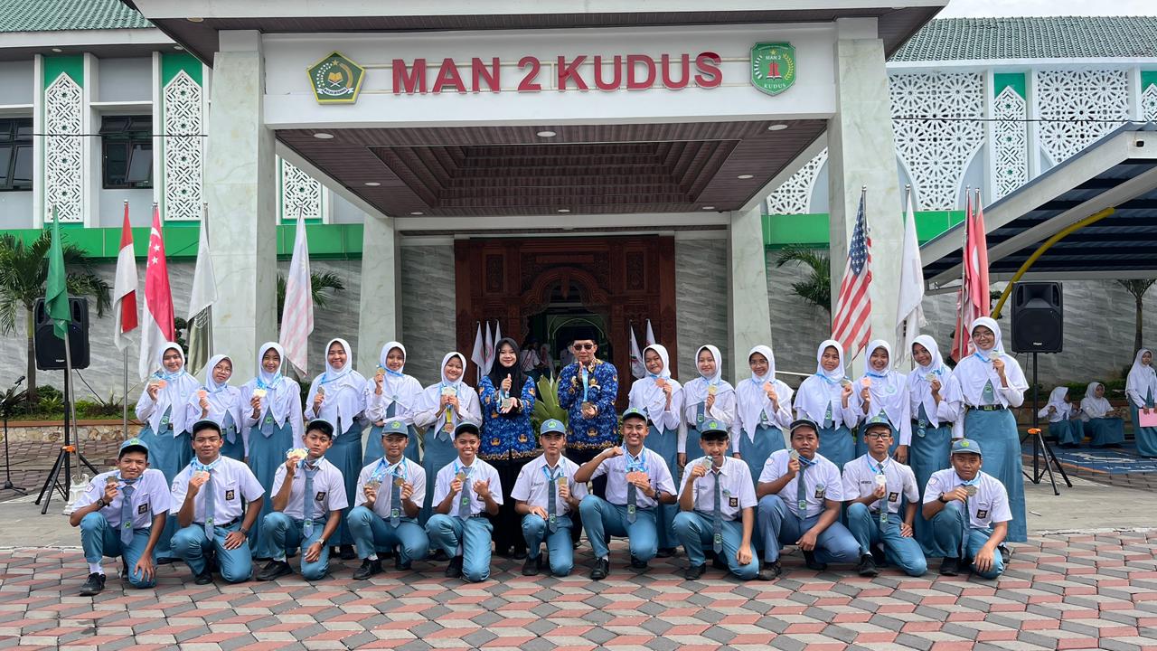 Medali dibagikan kepada para peserta didik yang telah mengharumkan nama MAN 2 Kudus