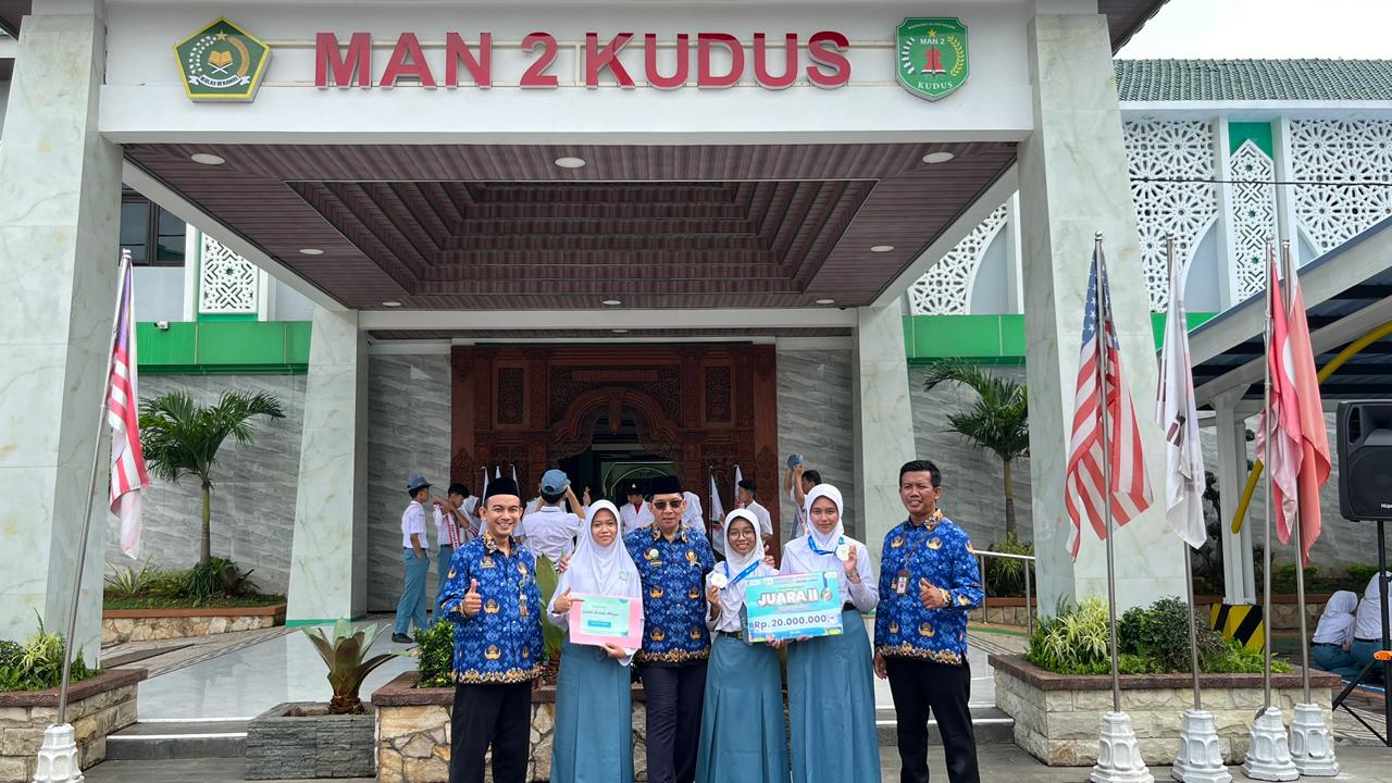 Para siswi berprestasi di MAN 2 Kudus yang didampingi Guru