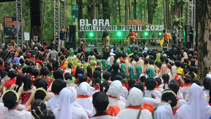 MERIAH: Para penari saat beraksi dalam acara Blora Culture Festival (BCF) di Gua Terawang, Todanan, Blora, pada Sabtu (8/11) lalu